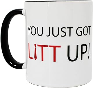 كلوس اب مج مطبوع بعبارة «You Just Got Litt Up!» مطبوع عليه «You Just Got Litt Up» بقلم لويس ليت من مسلسل تلفزيوني سوتس، كوب قهوة ابيض من الداخل ومقبض اسود، امن